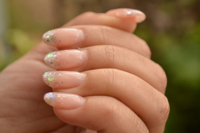 Ongle blanc pailleté